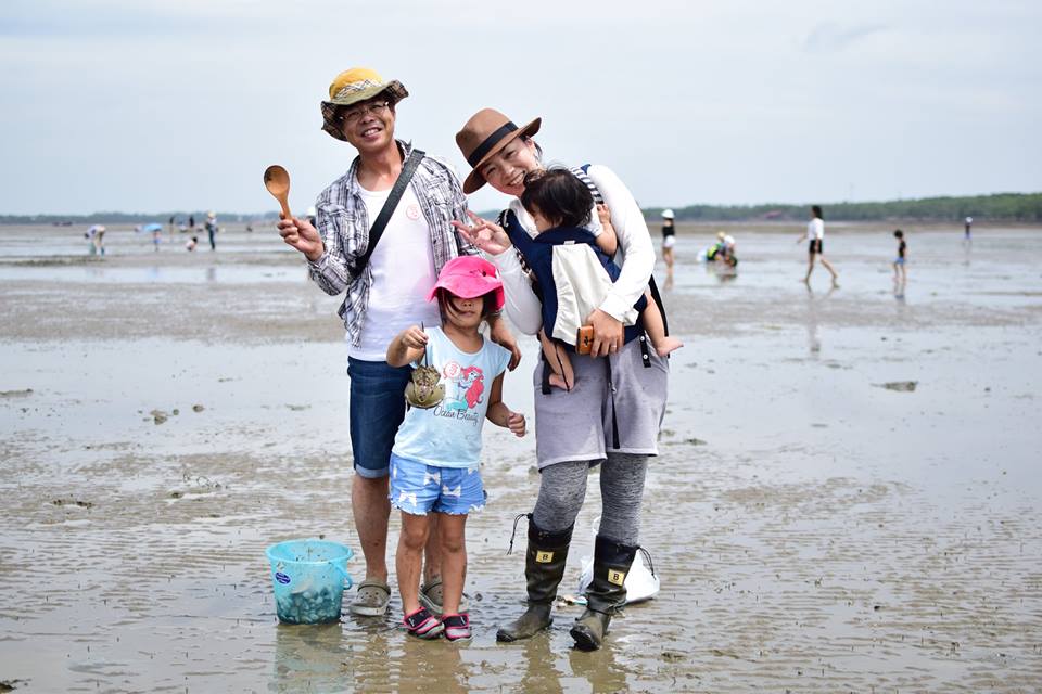 エンジンボートで陸地に戻ります 簡易シャワーで泥を落とし、お着替えをお済ませ下さい