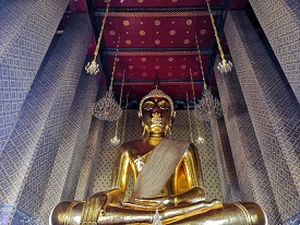 バンコク最大級の黄金座仏象が安置される「ワットカンラヤーナミット」