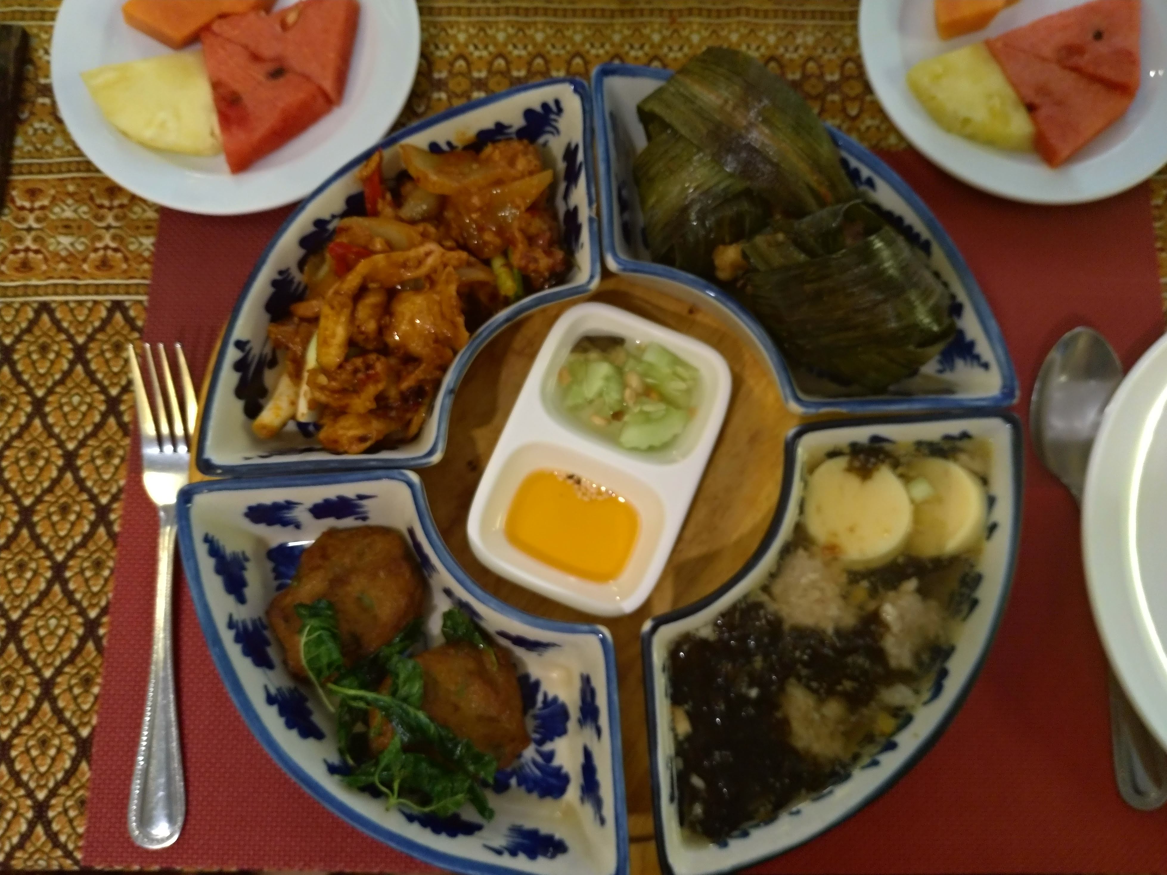 タイセット料理の昼食