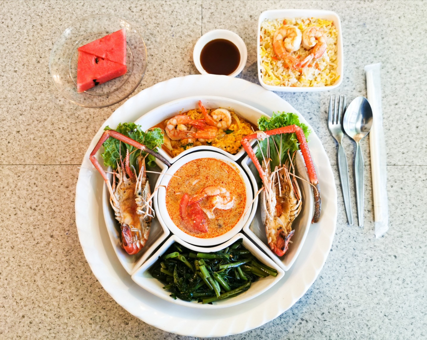 タイセット料理の夕食