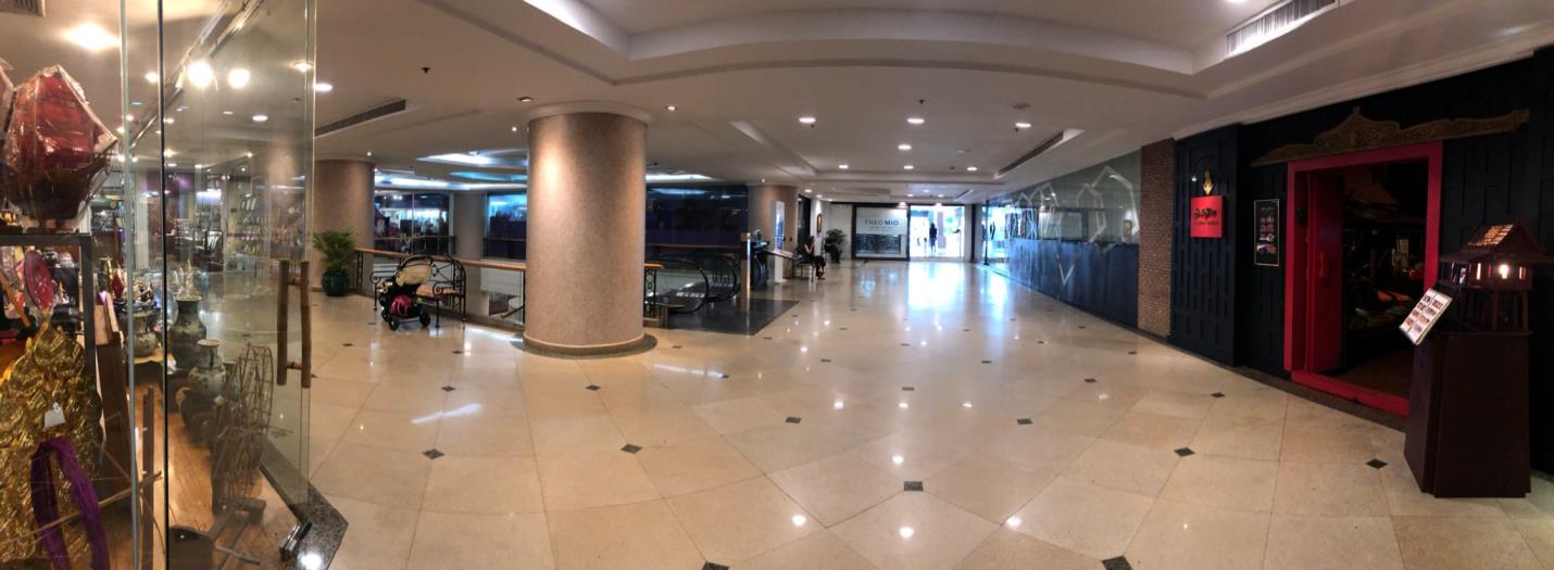 インターコンチネンタル・バンコク隣接、プレジデントタワーロビー階エスカレーター前へご集合