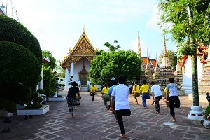 本場でタイのヨガ「自己健康術・ルーシーダットン」体験（約30分)