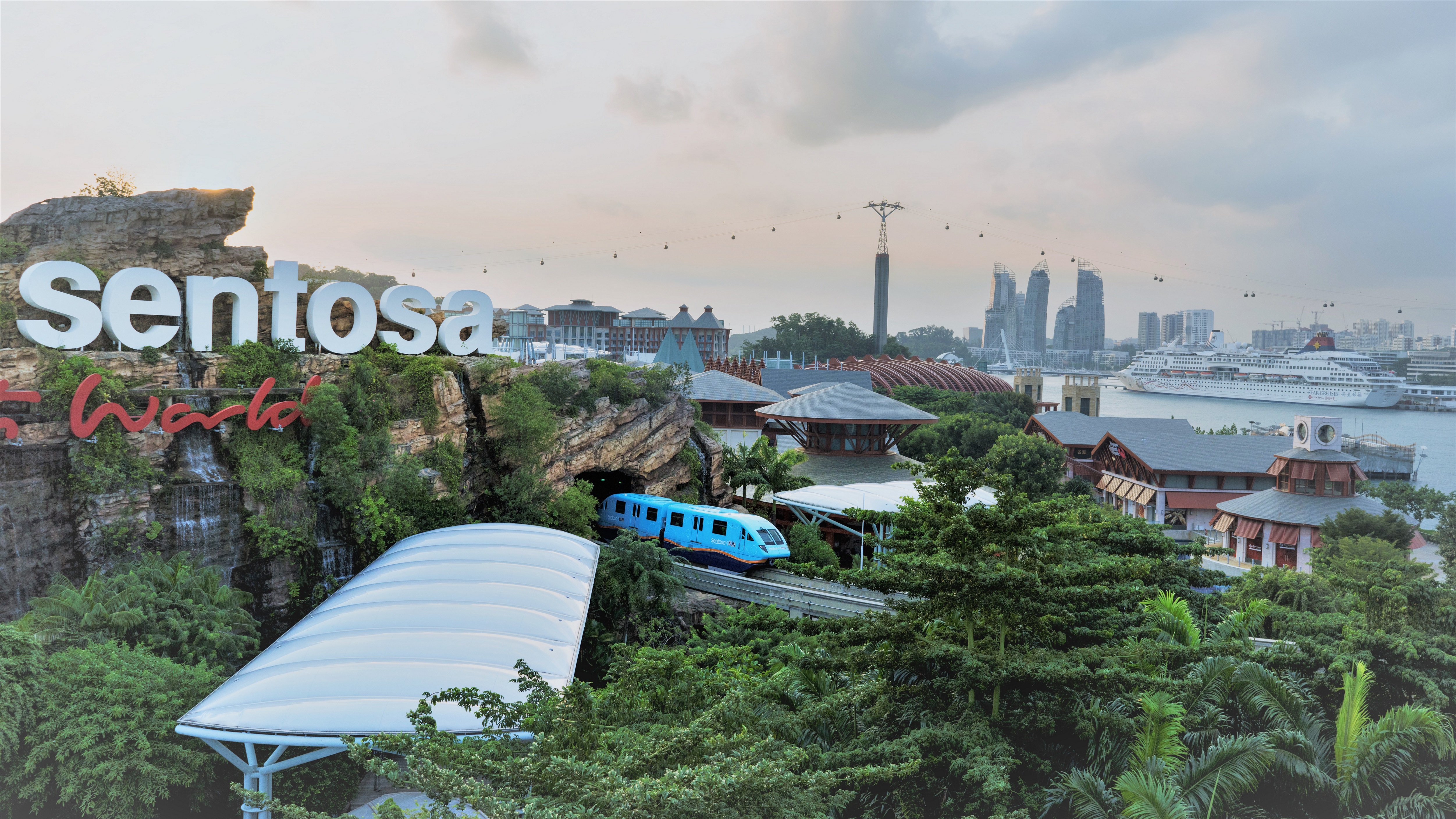 ツアーバスでアクティビティーの島「セントーサ島」へ