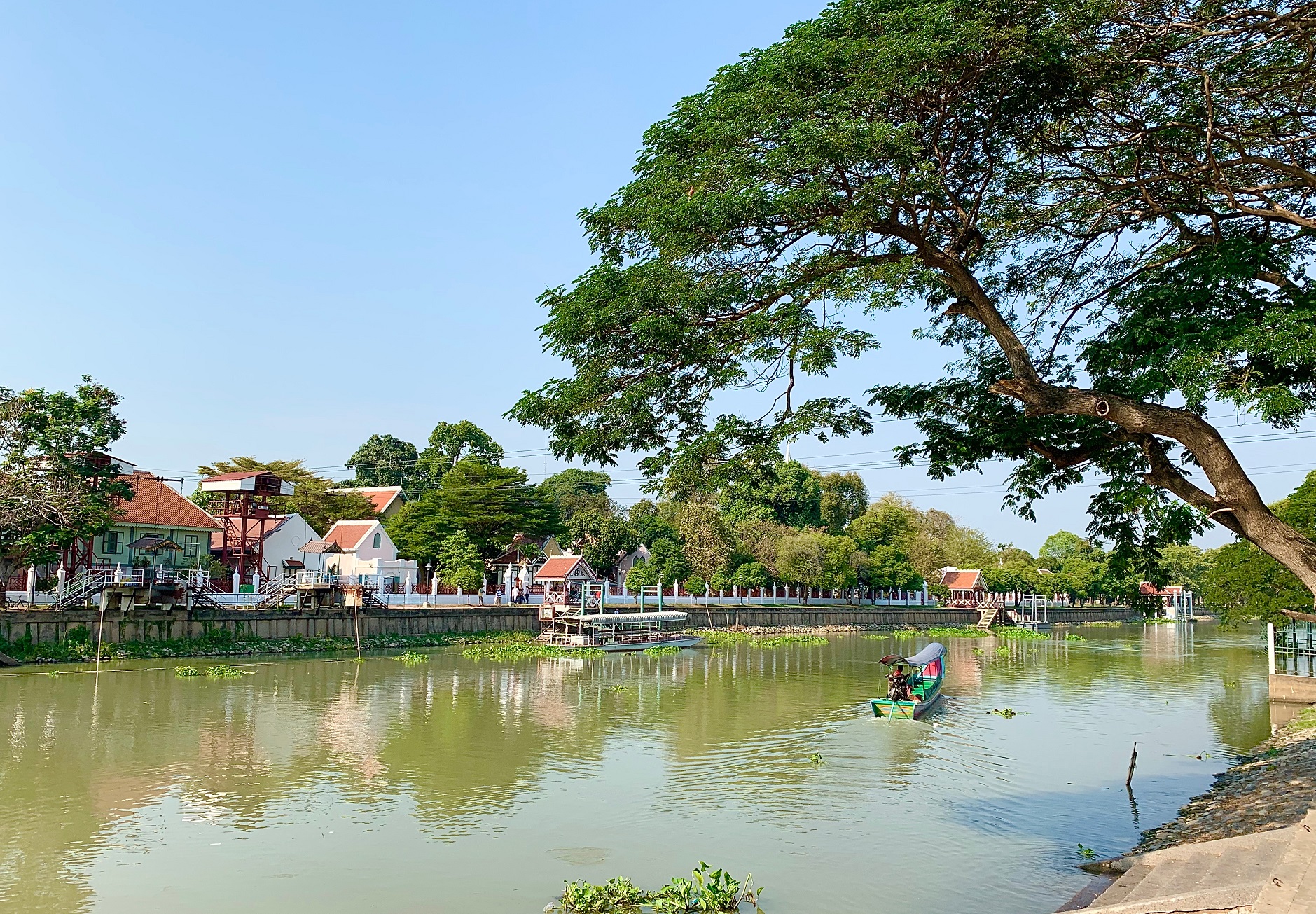 川沿いのレストランでランチ