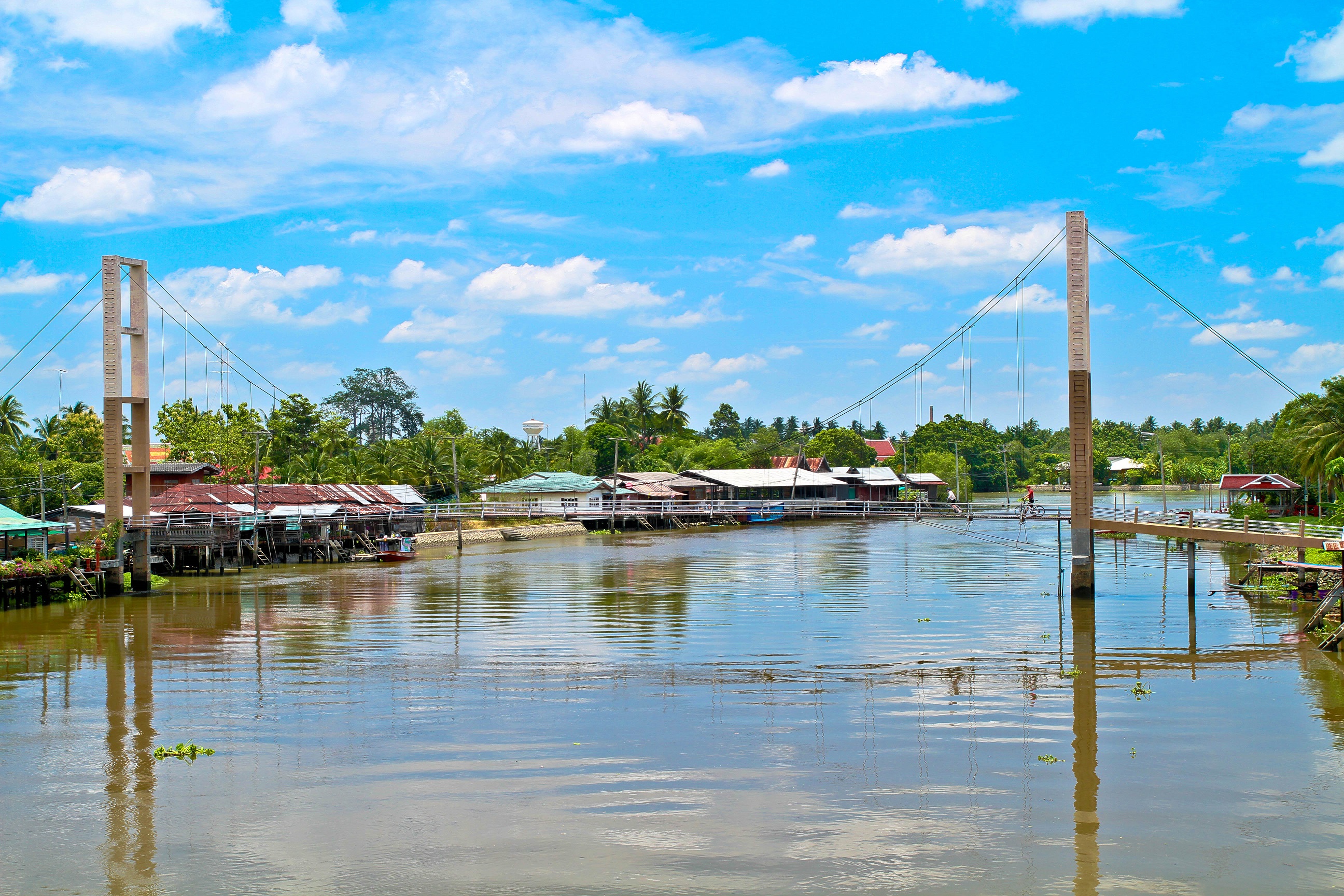 川沿いのレストランでタイ料理セットのランチ