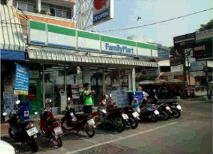 beach roadとpattaya soi5がぶつかるファミリーマート前でのご集合 (ご予約確定時に集合場所の地図をお送り致します。)