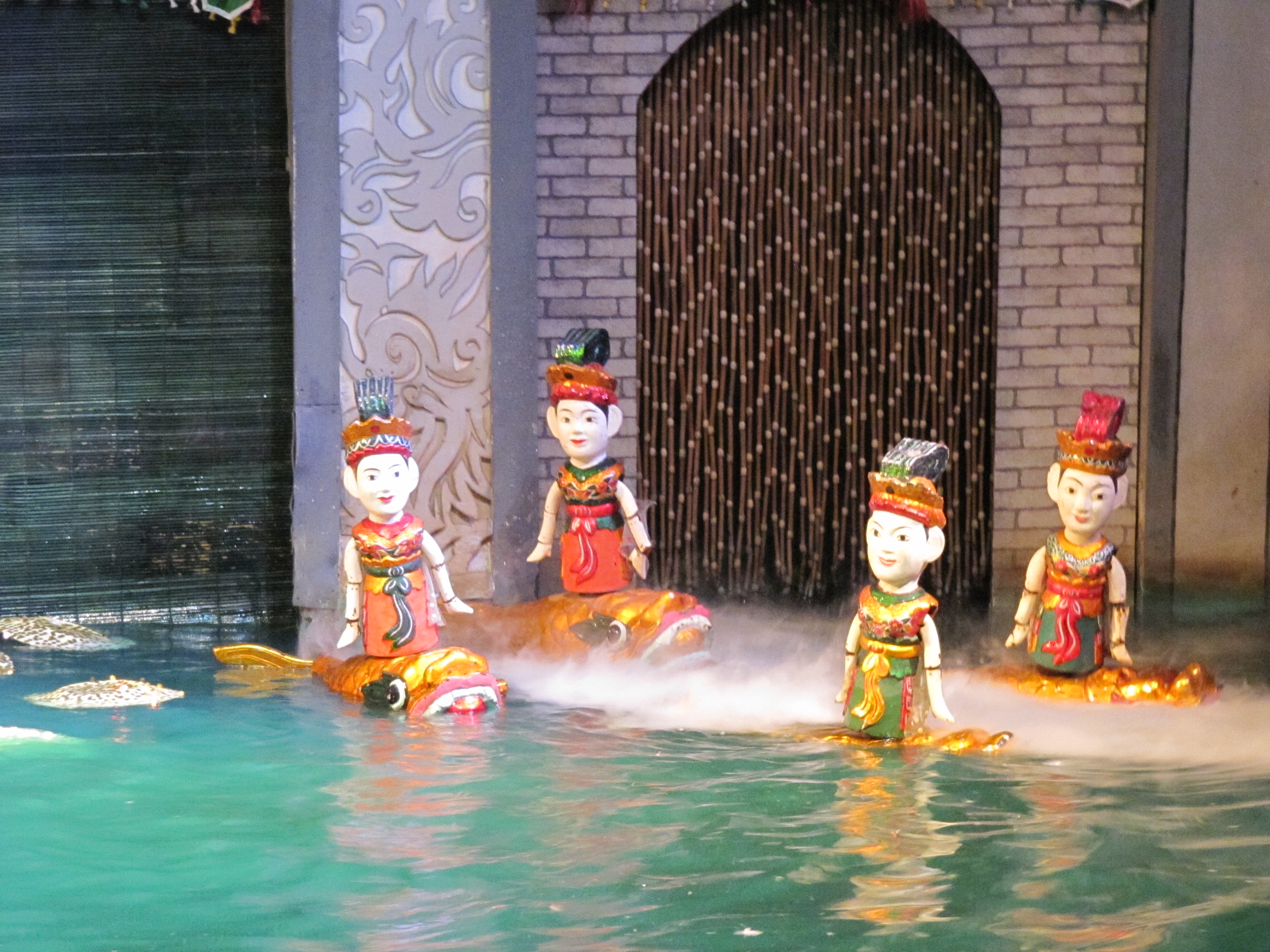 ベトナムの伝統芸能「水上人形劇」鑑賞（約50分）