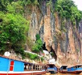 バンサンハイへ立ち寄り、ボートにて市内へ