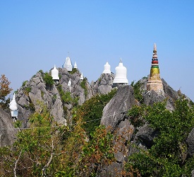 車を下車、ソンテウ（乗合いトラック）に乗り換え、山の麓まで移動（約10分）