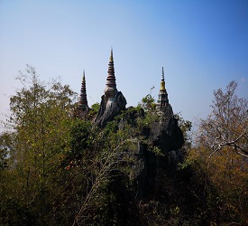 山の麓へ到着、約800mの険しい山道をトレッキング