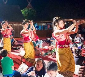 夕食は名物カントークディナー