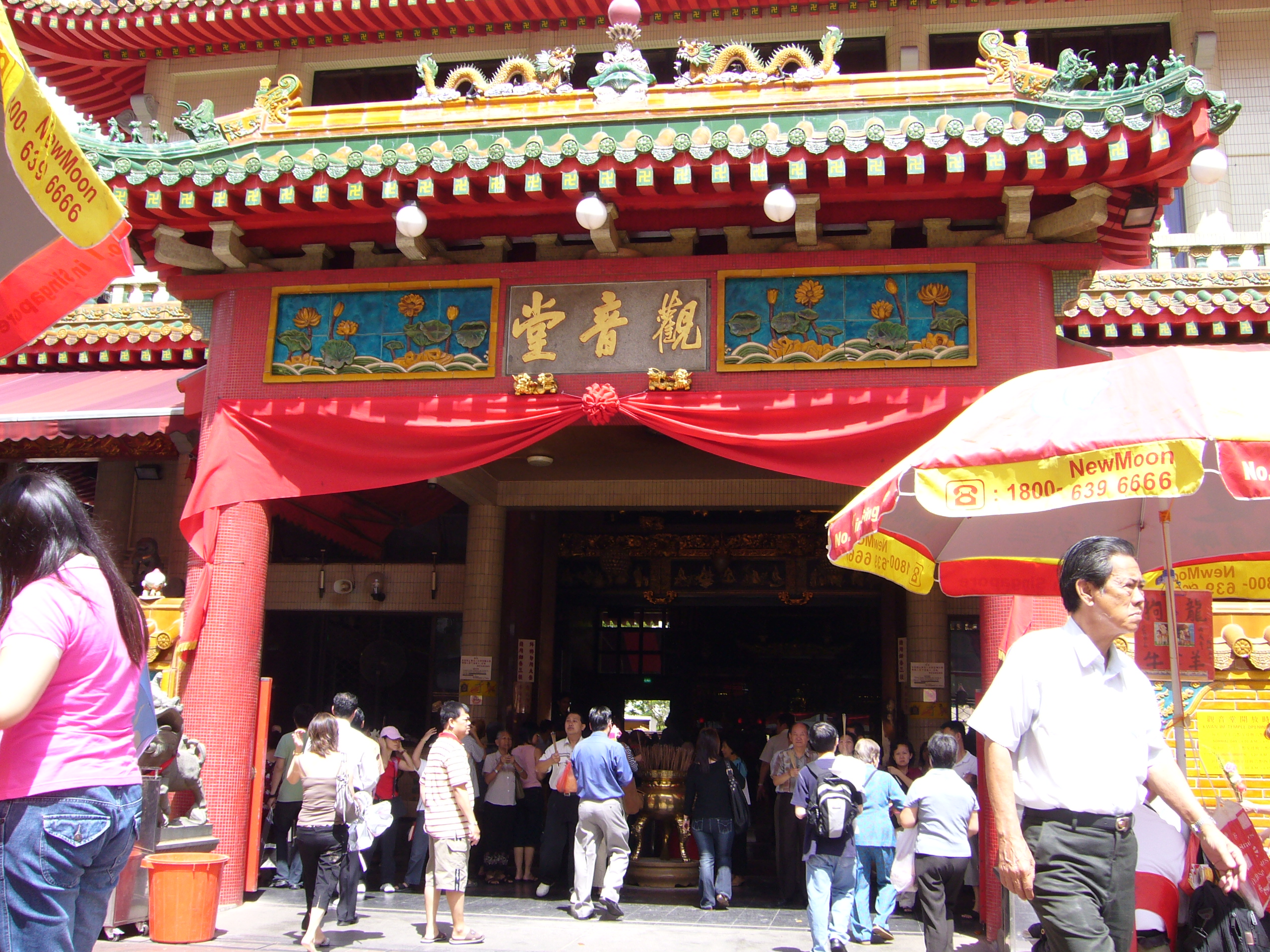 地元民でいつも賑わう「観音堂」で中国式おみくじ体験