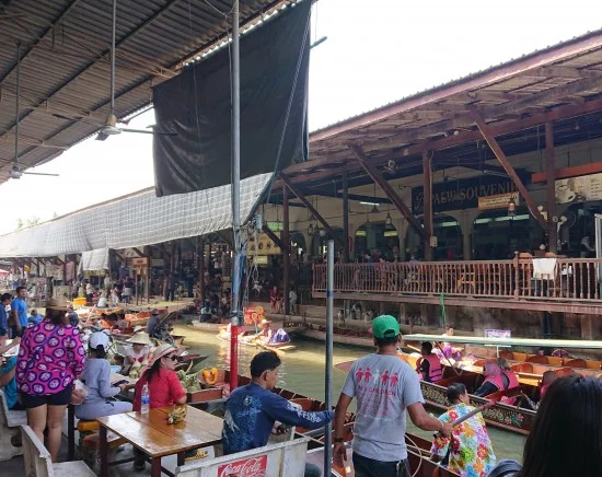 ダムヌンサドゥアック水上マーケット散策 ココナッツファームお立ち寄り + メークロン線路市場で列車乗車ツアー