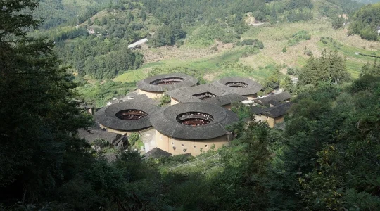 2つの世界文化遺産を1度に制覇、コロンス島＆福建土楼を楽しむ厦門1泊2日＜高速鉄道/食事付き/選べるホテルクラス/日本語ガイド＞