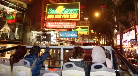 ナイトドライブ：ネオン看板