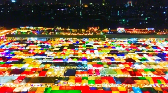 タラートロットファイラチャダー(鉄道市場)