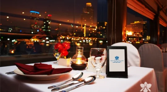 【ディナークルーズ】ホワイト オーキッド｜価格重視派に人気！お手頃価格で楽しむインターナショナルビュッフェ＆ダンスショー