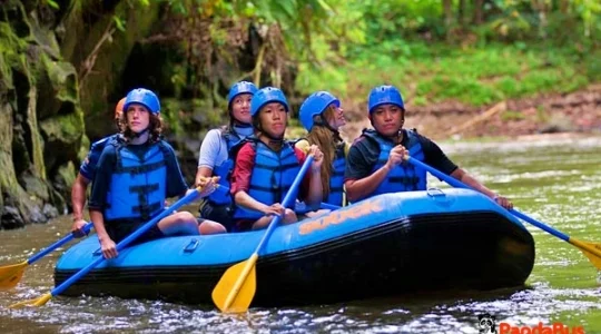 【バリ島】大自然の中を進め！アユン川でラフティング