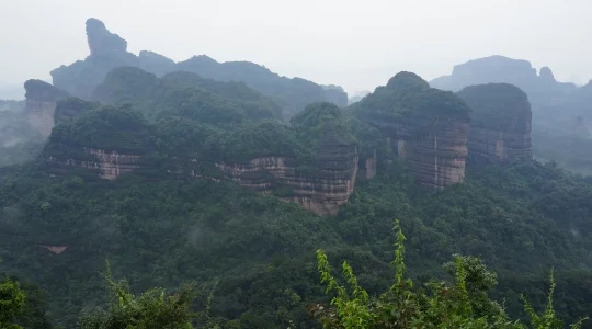 自然の造形美を味わう旅、世界自然遺産・丹霞山1泊2日＜高速鉄道/食事付き/選べるホテルクラス/日本語ガイド＞