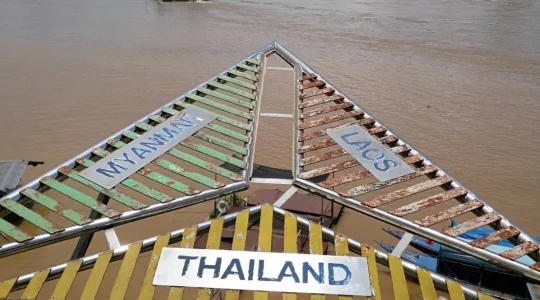 貸切プラン！ゴールデントライアングル&チェンライの有名寺院　首長族見学付き