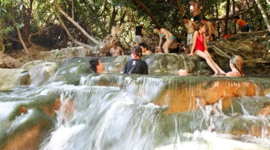 クロントム温泉とエメラルドプール