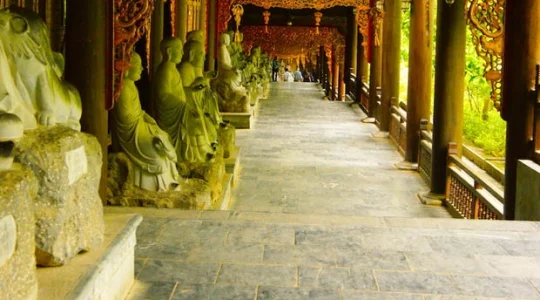 東南アジア一巨大仏教寺「バイディン寺」