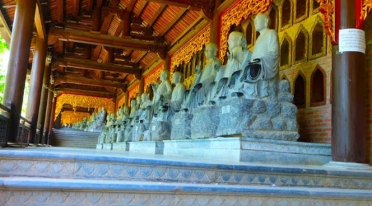 東南アジア一巨大仏教寺「バイディン寺」