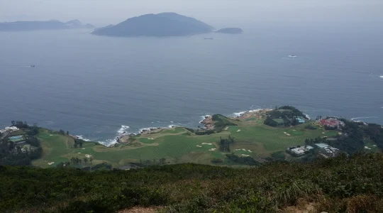 香港で人気No.1のコースを歩く、ドラゴンズバックハイキングと添好運で飲茶の昼食＜終日/高速鉄道/昼食付き/日本語ガイド＞