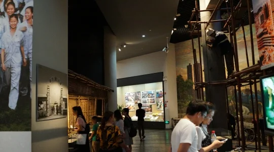 深セン博物館内にて展示物を熱心に鑑賞する来館者たち
