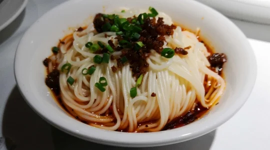 ランチレストラン「巴蜀風月」の名物 担々麺 ～ シンプルながらこだわりの麺そして風味はグルメな広東人をも、うならせます