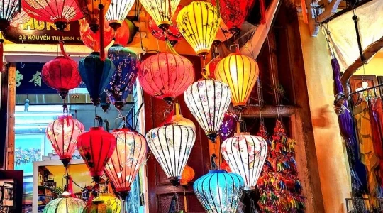 【ダナン】幻想的な世界へ ホイアン夜景観賞ツアー