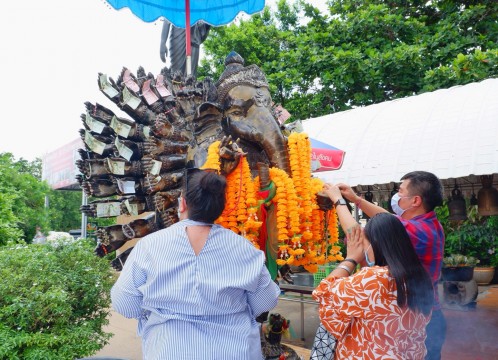 巨大なピンクガネーシャ