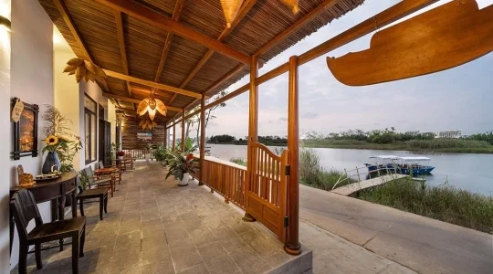 the boat house riverside home stay