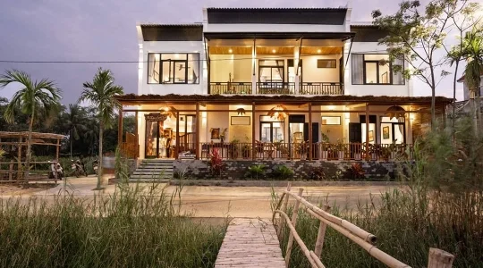 the boat house riverside home stay