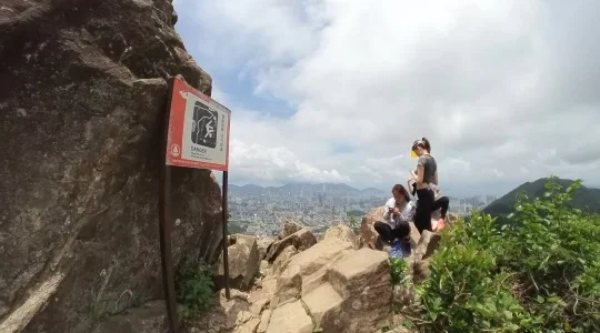ライオンロックと登山者たち イメージ