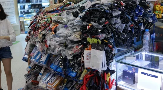 華強北路電気街 の 大型モール内のコード類の山