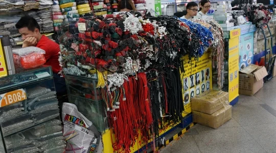 華強北路電気街 無造作に積み上げられた部品類 と 部品のネット販売に専念する店員たち