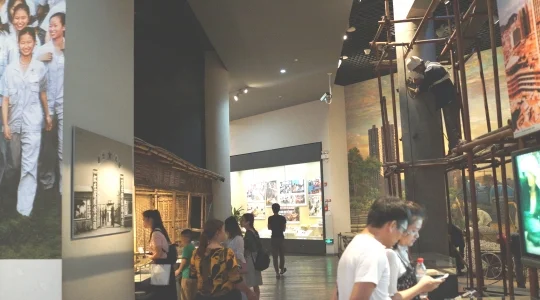 深セン博物館 ～ 展示物を熱心に見学する人々