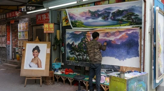 世界最大界規模の芸術村 大芬（ダーファン）油画村の一角 ～ 大型の絵画を複製するアーティスト