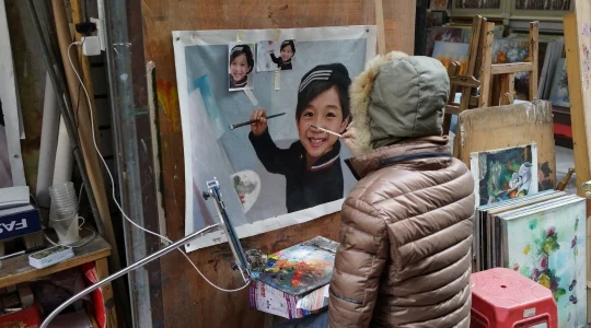 世界最大界規模の芸術村 大芬（ダーファン）油画村の一角 ～ 写真を模写するアーティスト