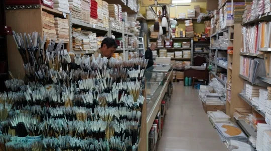 世界最大界規模の芸術村 大芬（ダーファン）油画村の一角 ～ 画具屋の店先