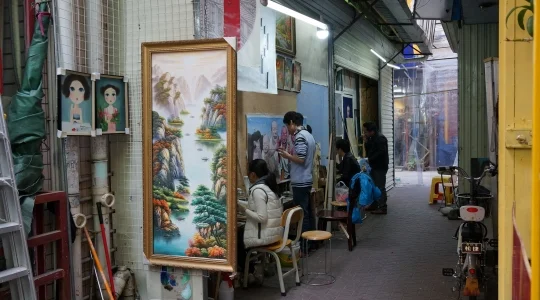 世界最大界規模の芸術村 大芬（ダーファン）油画村の一角 ～ 裏通りで絵画を複製するアーティストたち