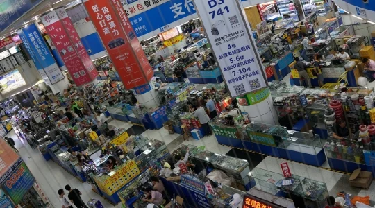 華強北路電気街 の大型のモール内