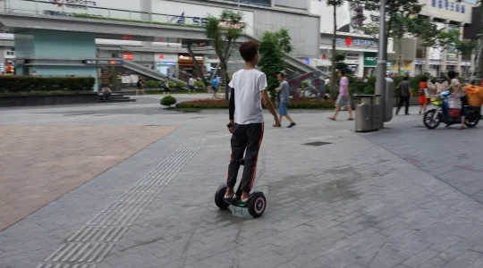 華強北路電気街 の 一角 ～ セグウェイに乗る電気やの店員