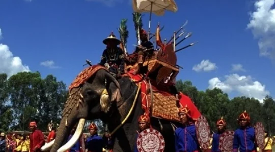 11月18日(土)発 スリンの象祭り1泊2日！ピマーイ＆パノムルン遺跡観光付き