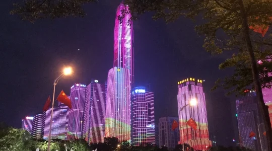 眼前に広がる大迫力の深センLEDライトショーとカジュアル四川料理の夕食を楽しむツアー＜夕方/地下鉄移動/夕食付き/日本語ガイド＞