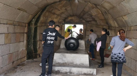 虎門威遠砲台 ～ 海に臨む当時の砲台がそのままの形で残されている