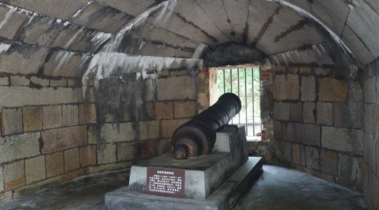 虎門威遠砲台 ～ 海に臨む当時の砲台がそのままの形で残されている