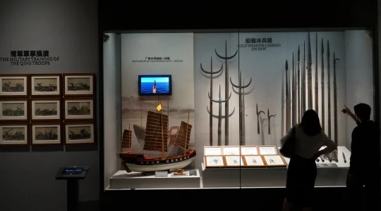 虎門 海戦博物館 館内に展示された武器 ～ 当時のイギリスと中国の圧倒的な武力の差が明確でどれだけ無謀な戦争だったかをみせつけられる