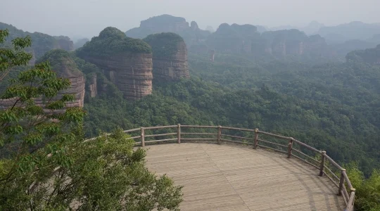 世界に誇る丹霞地形のオリジナル、世界自然遺産・丹霞山日帰りツアー＜終日/高速鉄道/昼食付き/日本語ガイド＞